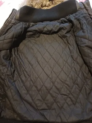 Cazadora negra con capucha y pelo