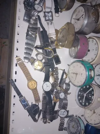 Lote de relojes, radios y teléfonos