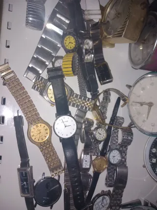 Lote de relojes, radios y teléfonos