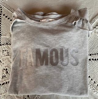 Camiseta niña de Mango de color gris con volantes 