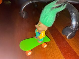  Troll con Patineta skateboard