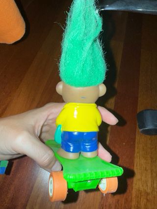  Troll con Patineta skateboard