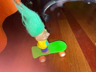  Troll con Patineta skateboard