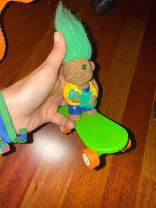  Troll con Patineta skateboard