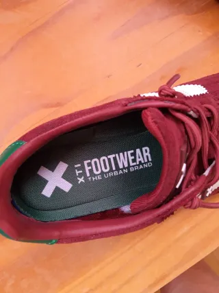 Zapatillas Deportivas burdeos con detalles blancos
