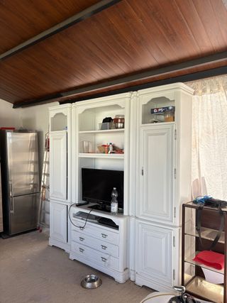 Mueble blanco y madera con vitrina