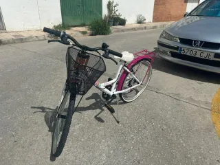 Bicicleta blanca con cesta y portabultos