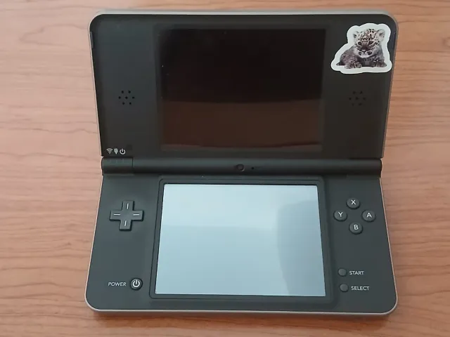 Nintendo DSi XL + Cargador + Juego Cocina Conmigo