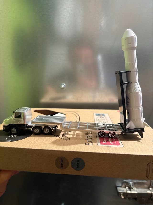 Camión Siku con cohete