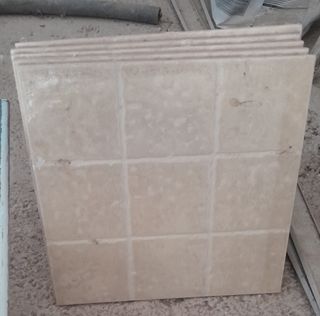 Pavimento de baldosas color beige