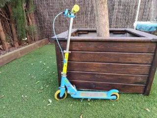 Patín Decathlon azul y amarillo