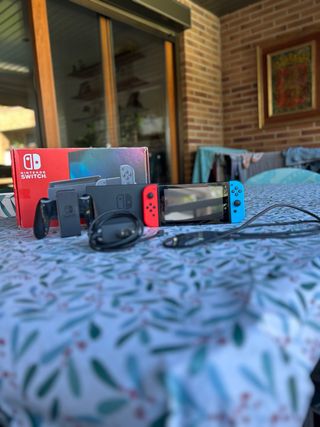 Nintendo Switch blu e rosso