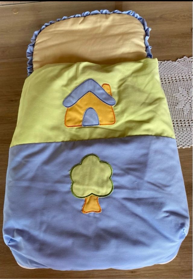 Saco de dormir para bebé con casa y árbol