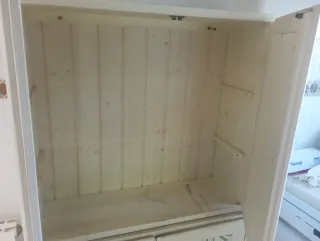 Armadi in legno massello con carta da parati