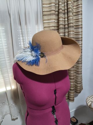 Sombrero ala ancha beige con plumas azules