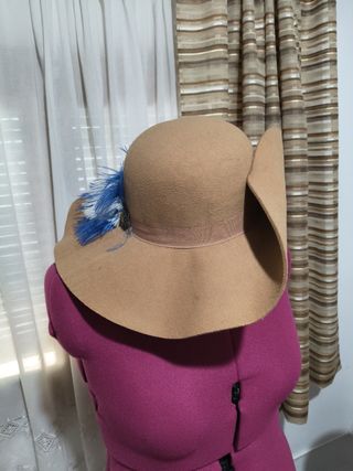 Sombrero ala ancha beige con plumas azules