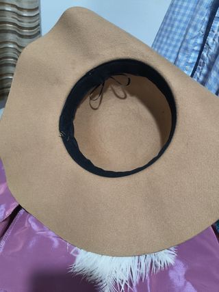 Sombrero ala ancha beige con plumas azules