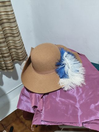 Sombrero ala ancha beige con plumas azules