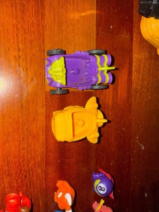 Lote de 52 figuras superthings y dos coches 