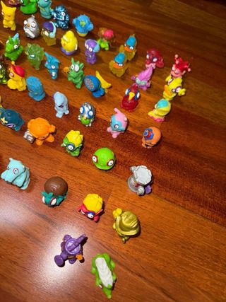 Lote de 52 figuras superthings y dos coches 