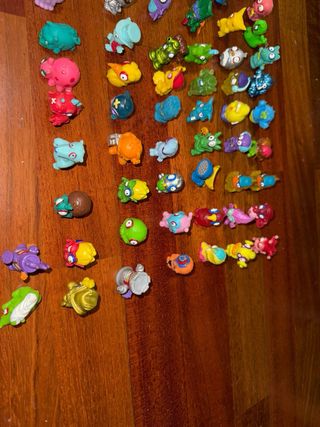 Lote de 52 figuras superthings y dos coches 
