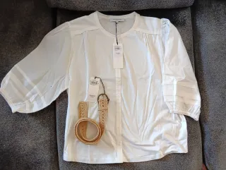 Camisa blanca Gerard Darel y cinturón beige