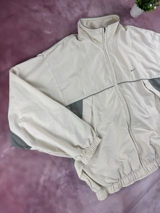Chaqueta deportiva Nike beige y gris