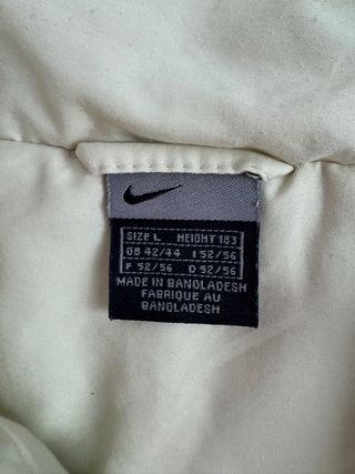 Chaqueta deportiva Nike beige y gris