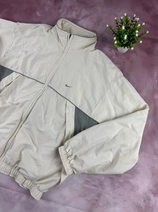 Chaqueta deportiva Nike beige y gris