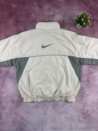 Chaqueta deportiva Nike beige y gris