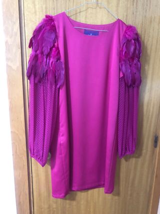 Vestido fucsia con mangas de plumas