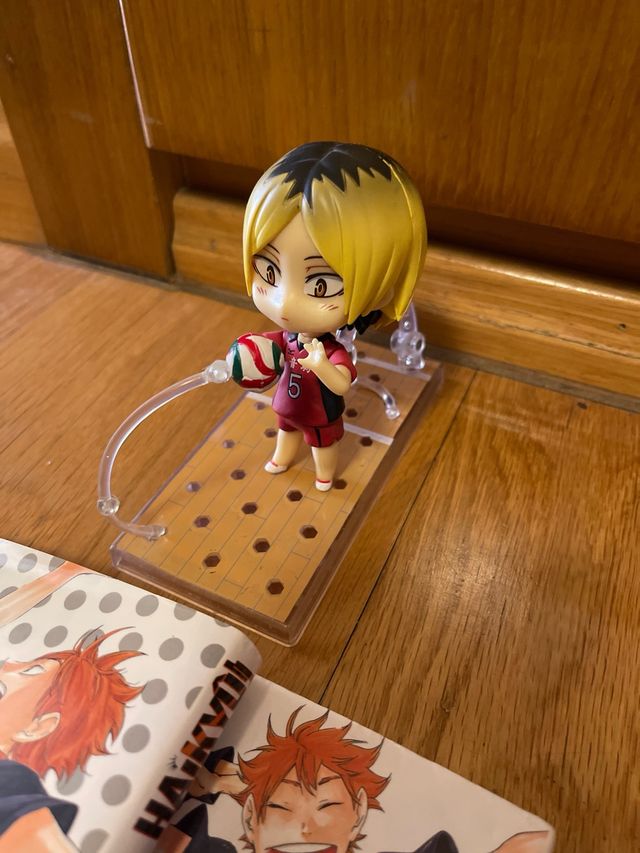 vol 1-2 + figura manga Haikyu . impecables