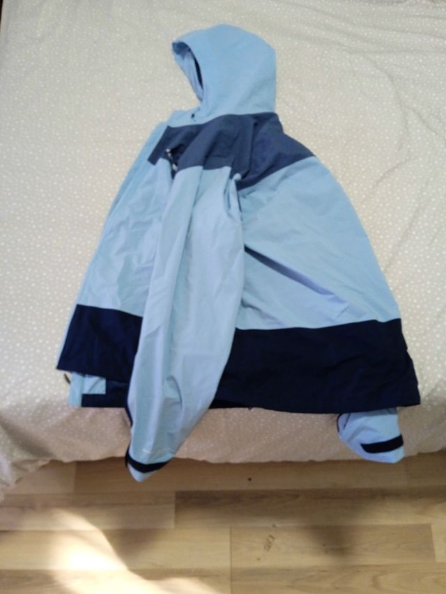 Chaqueta azul con capucha