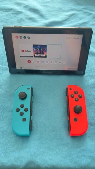 Nintendo Switch blu e rosso