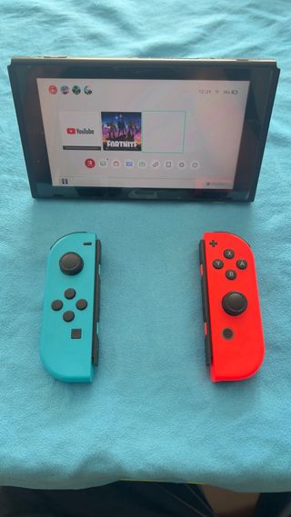 Nintendo Switch blu e rosso