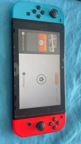 Nintendo Switch blu e rosso