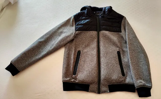 Chaqueta deportiva con capucha