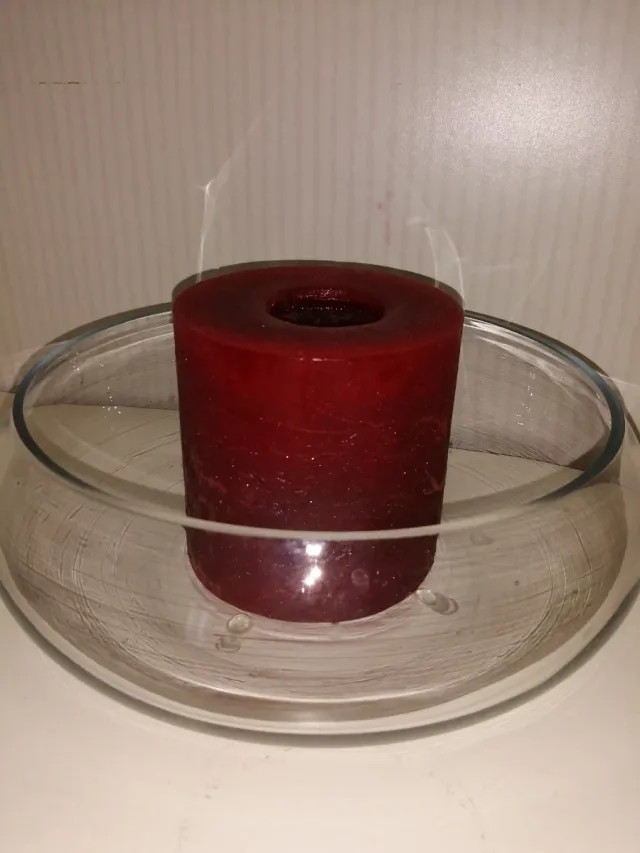 Jarrón de cristal rojo y transparente