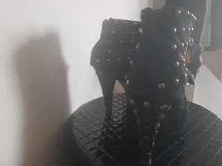 Botín negro con tachuelas en el tacón y tobillo