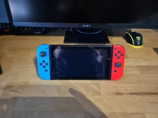 Nintendo Switch blu e rosso