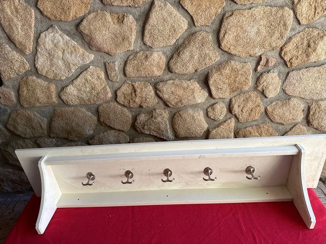 Perchero de pared beige y blanco