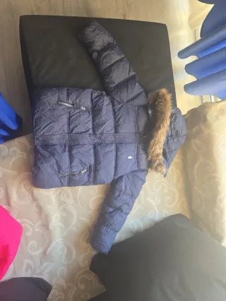 Chaqueta azul acolchada con capucha