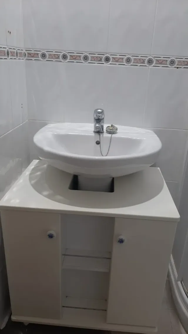 Mueble de baño con lavabo y espejo