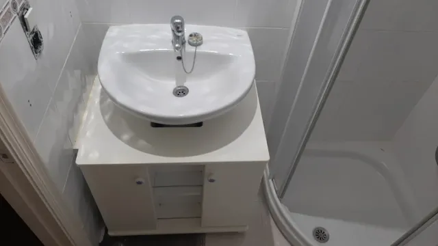 Mueble de baño con lavabo y espejo