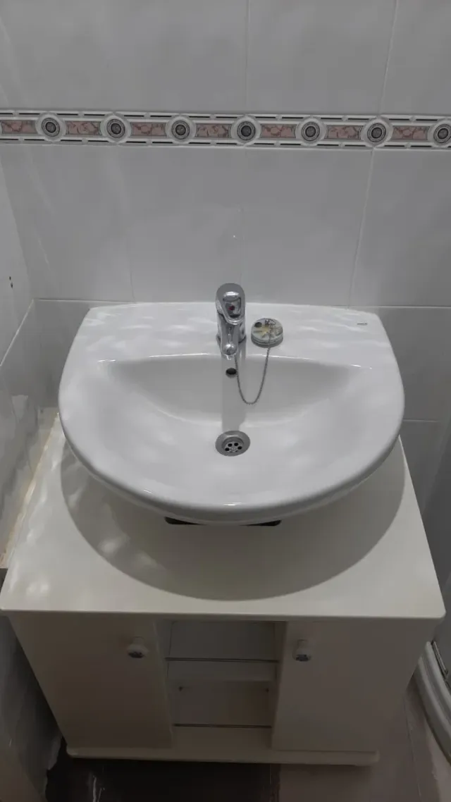 Mueble de baño con lavabo y espejo
