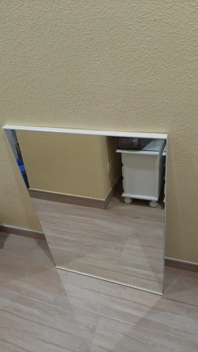 Mueble de baño con lavabo y espejo