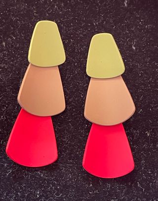 Pendientes largos verde, rojo y marrón