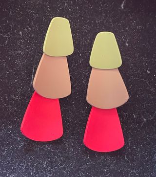 Pendientes largos verde, rojo y marrón