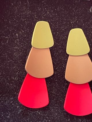 Pendientes largos verde, rojo y marrón