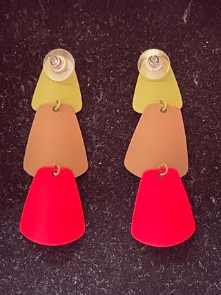 Pendientes largos verde, rojo y marrón